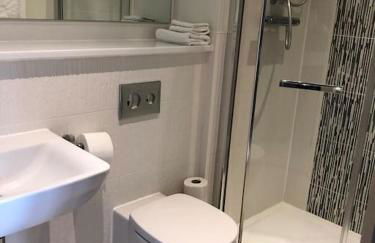 Bright, modern & close to historic town - Photo 21