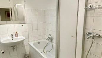 BEGE APARTMENTS WorkEase - Foto 5, Shower