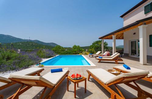 Villa Belina: 4 ensuite bedrooms, game room, heated pool, sauna & gym - Foto 1