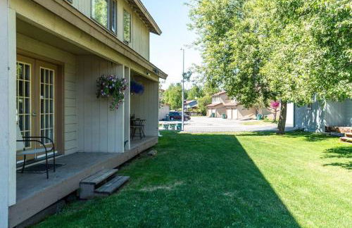 Alaskan WolfDen Close to airport centrally located - Photo 16