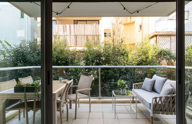 Quiet Hideaway & Terrace near Beach by FeelHome - Foto 14