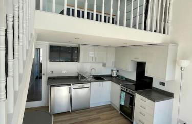 Whispering Waves in Porthtowan, Beachfront Apartment - Photo 7