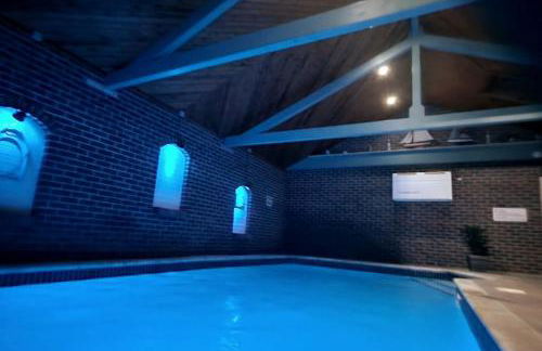 Large coastal cottage, private indoor pool, hut tub, sauna and steam pod - Photo 22