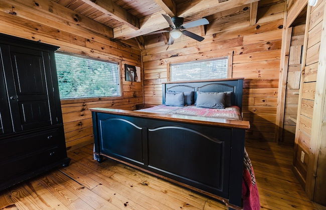 Budro's Bungalow 2 Bedroom Cabin by RedAwning - Photo 2