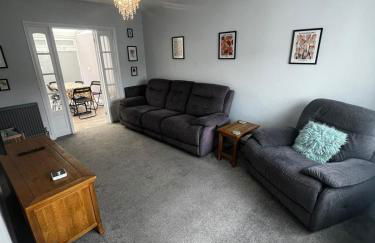 Spacious 3 bed house, garden and parking sleeps 5 - Foto 1