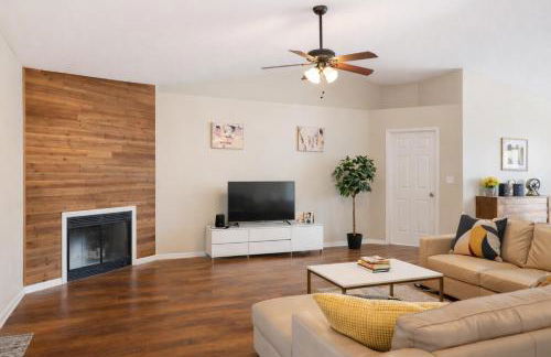 Pool House, Short Drive to Beach, Grill, Smart TV - Foto 5