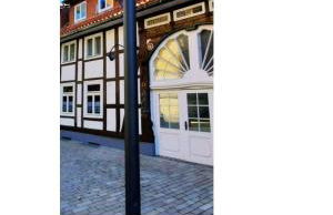 Flair Apartments 'FACHWERK & FLAIR' - Altstadt-Apartment 78 qm für Urlaub oder Geschäftsreise, Innenstadtlage, ruhig, modern, 900 m Bahnhof, 24 Std Check-in, WLAN, Streaming, Küche, Regendusche, 2 x Doppelbett, direkt am neuen Markt in der Altstadt - Foto 1