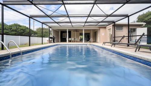 Stunning 4BR Oasis with Pool, 14 minutes to the Ocean - Foto 2