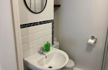 Spacious, sleeps 7, 2 baths, Central Saltash - Photo 26