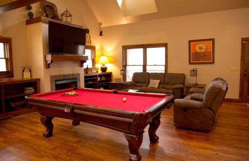 Secluded Cabin - Games, Fire Pit, Hot Tub, Pet OK - Foto 34