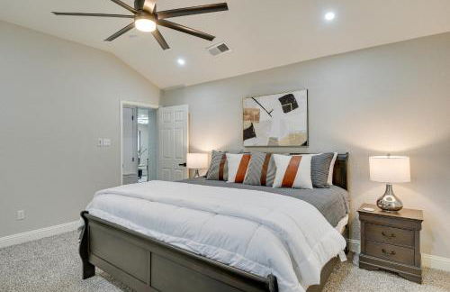 11 Mi to Six Flags! Poolside Oasis in Bedford - Foto 16