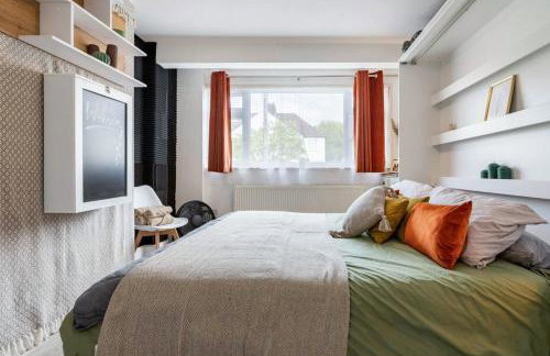 Bright & Stylish 4-Bed Home in the Heart of Morden - Photo 15