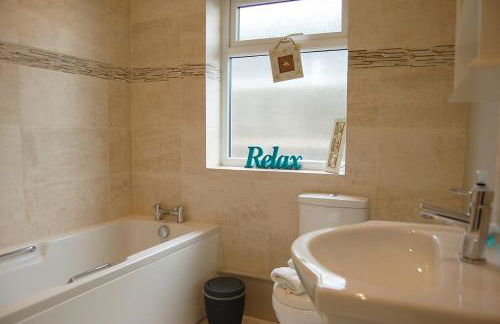 Sound of the Sea, beach front Bungalow with hot tub, in Tywyn - Foto 32