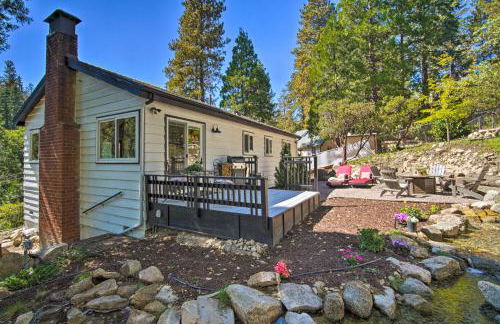 Tree-Lined Twin Peaks Cottage with Custom Stream - Foto 22
