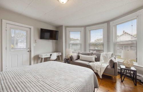 Sleek & Bright 1st Flr Studio Short -Midterm Stays - Photo 11