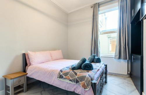 Amazing 3 bedroom, 2 bathroom, ground floor flat with garden, near train Station and bus stop - Foto 23