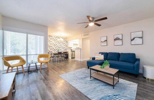 Walk to ATT-Free Parking-Min to attractions-Modern - Photo 1