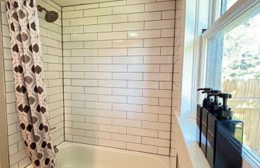 1920 Brick House-Hot Tub-Outdoor Brickoven Pizza-Pets-Breweries - Foto 27