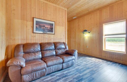 Tranquil La Prairie Retreat with Patio and Fireplace! - Foto 14