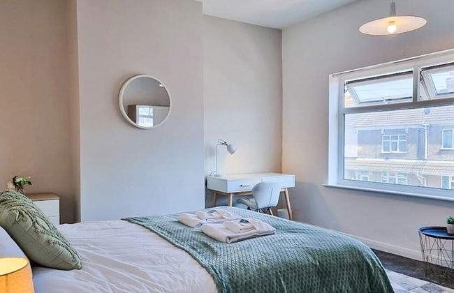 White Cozy House With Pool Table Game Room - Photo 10