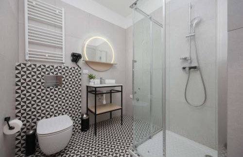 Bright Apartments with Air Conditioning, close to the Metro Station and PGE National by Noclegi Renters - Foto 18