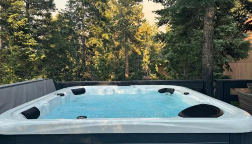 Entire Cabin, Walk to Ski Slopes, Hot Tub, Pet Friendly, Fast WiFi, 2 Parking, 2 Fireplace, Wash & Dryer, Fenced, Fire Pit, BBQ, Hike, Golf, Zoo - Foto 4