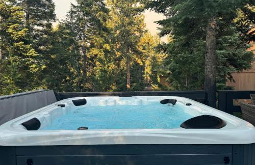 Entire Cabin, Walk to Ski Slopes, Hot Tub, Pet Friendly, Fast WiFi, 2 Parking, 2 Fireplace, Wash & Dryer, Fenced, Fire Pit, BBQ, Hike, Golf, Zoo - Foto 4