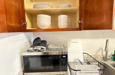 Boho 1-Bedroom BEACH Condo with Mid Size Parking, AC & Laundry - Walk 10min to BEACH! - Foto 19