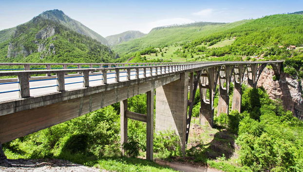 Admirando a ponte Đurđevića Tara
