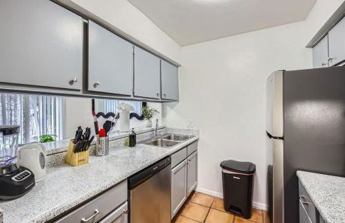 Your Walkable King Bed Getaway - Sleeps 4 - Pool Pkg - Foto 14