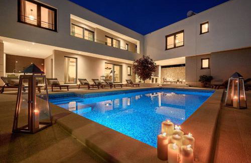 Luxury villa Adris with heated pool, Gym, sauna - Split - Photo 1