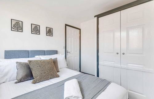 Group-Friendly 4-BR Home with Space & Comfort - Foto 11