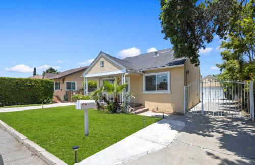 Pasadena Charming Vacation Home with Hot Jacuzzi - Photo 71