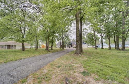 Lakefront Afton Home with Hot Tub and Game Room! - Foto 41