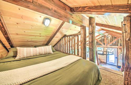 Rustic-Chic Woodland Hideaway with Hot Tub! - Foto 17