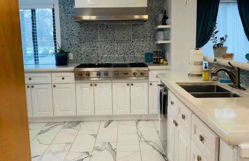 A Regal Retreat- Exclusive Parking, Prime Location - Foto 8