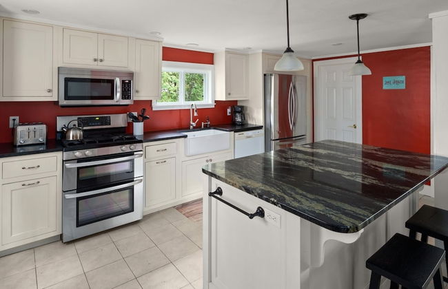 Cozy Colchester Cabin near Lake by RedAwning - Foto 12