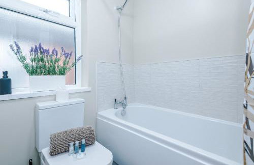 Spacious 4 Bed in Birmingham by 53 Degrees Property, Ideal for Business or Families, Games Room! - Foto 34