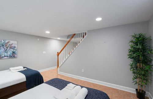 Charming Townhouse Retreat by CozySuites - Foto 12