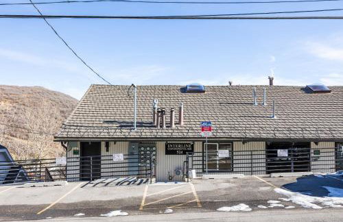 Unbeatable Location, Cozy Studio, Ski-In Ski-Out, Main Street Access, Perfect for Adventure! - Photo 11