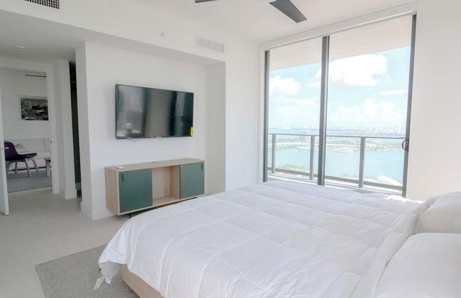 Luxurious Downtown Escape - Photo 6