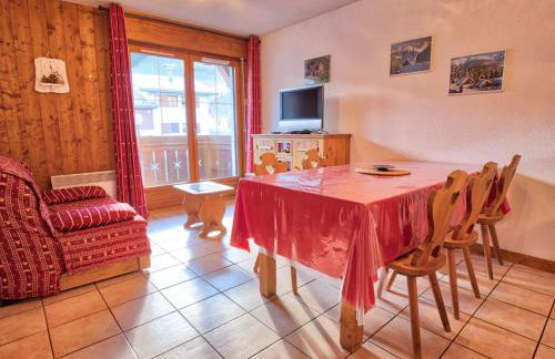 Appartement typique au pied des pistes avec balcon et parking - FR-1-505-45 - Foto 1