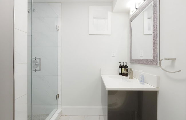 Stylish 1 BR Suite in North Vancouver 10 Mins ski - Photo 9