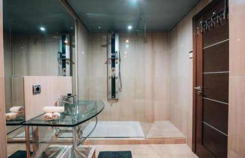 Luxury 2 bedrooms, Private Heated Pool - EHHouse - Photo 11