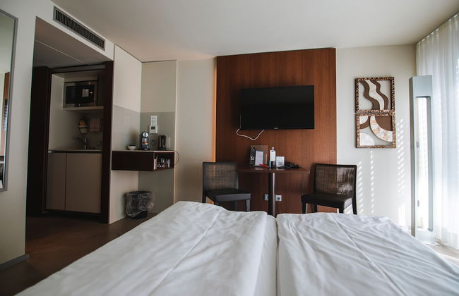 Car by Side - Photo 15