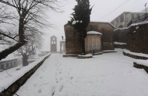 The Mountain House -mountain getaway - Photo 40