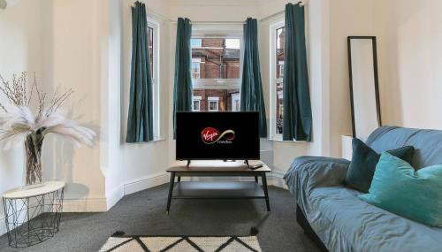 Prime Location Stylish 4-Bed House near Trent Br - Foto 3