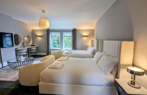 Lux 2 Bed Apartment, 2 Parking spaces, 1 minute to Metrolink - Photo 10