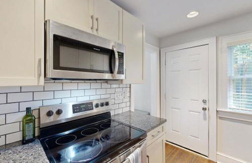 3 Mi to Dtwn Charlotte! Quiet Haven with Fenced Yard - Foto 26