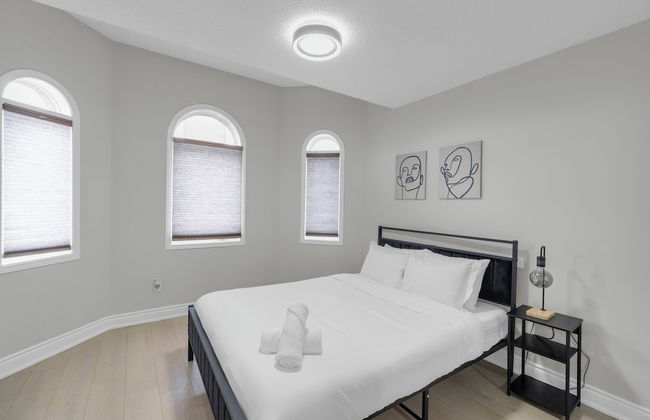 Beautiful House - On A Quiet Street - Photo 9